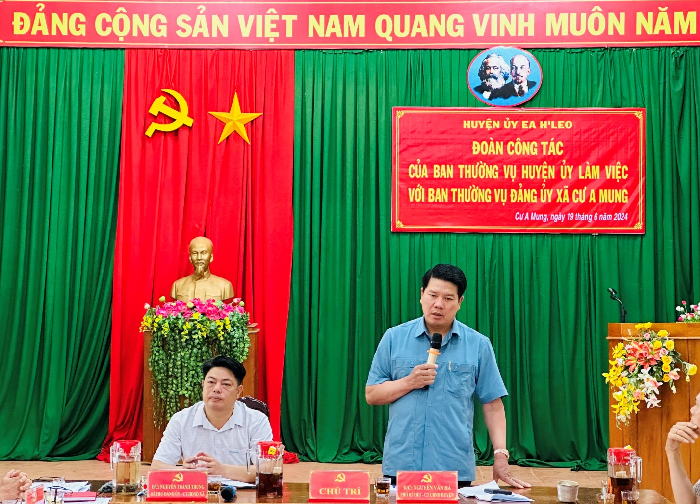 Đoàn công tác của Ban Thường vụ Huyện uỷ làm việc với Ban Thường vụ Đảng uỷ xã Cư A Mung